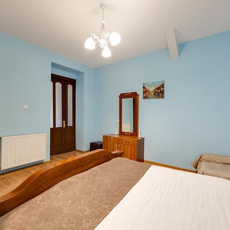 Rustaveli Two Bedroom Apartment With 5 Star Location Тбилиси Экстерьер фото