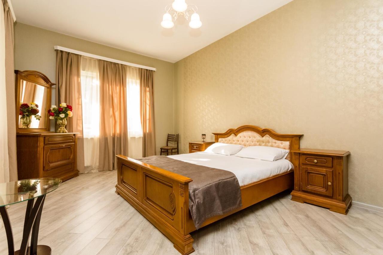 Rustaveli Two Bedroom Apartment With 5 Star Location Тбилиси Экстерьер фото