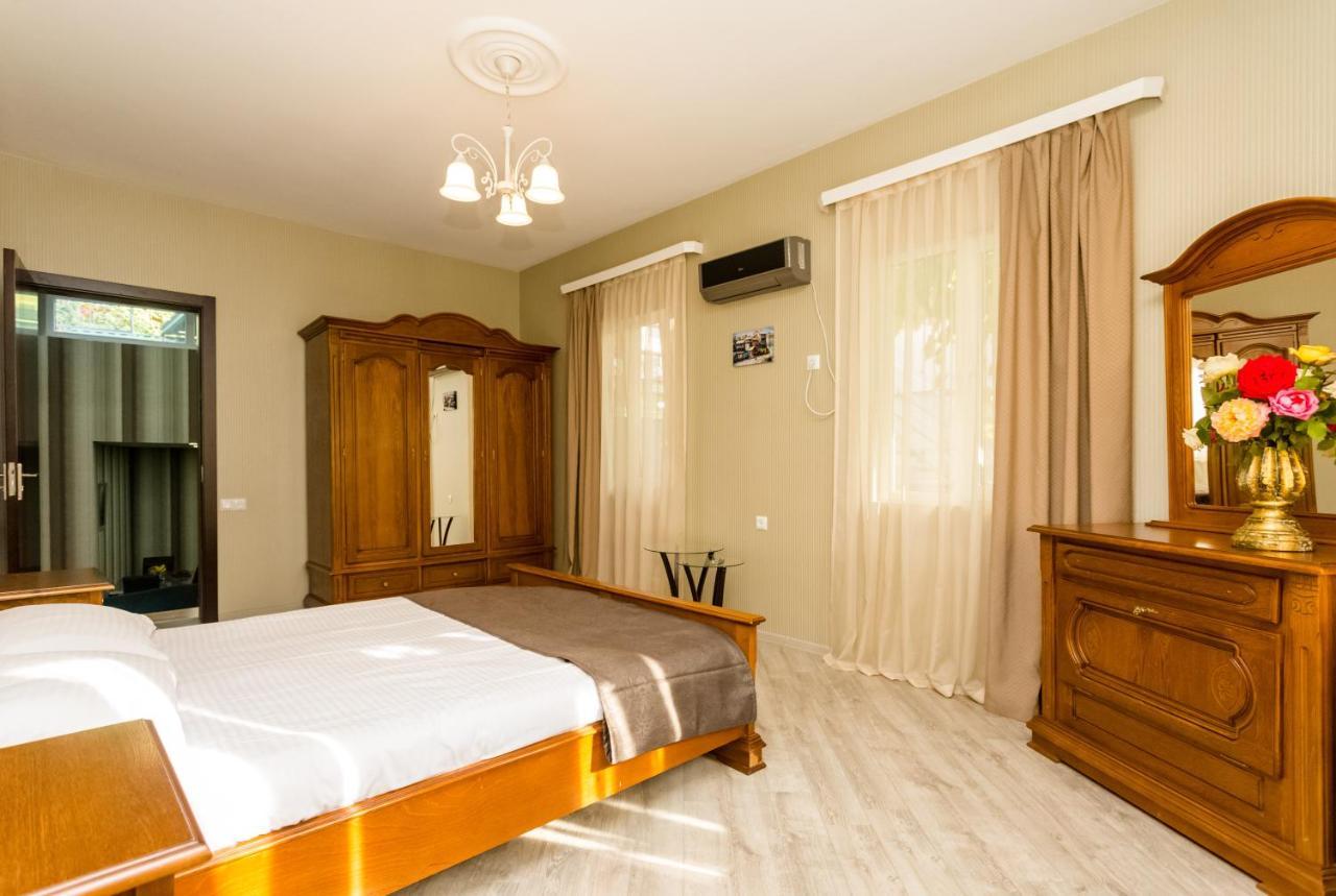 Rustaveli Two Bedroom Apartment With 5 Star Location Тбилиси Экстерьер фото